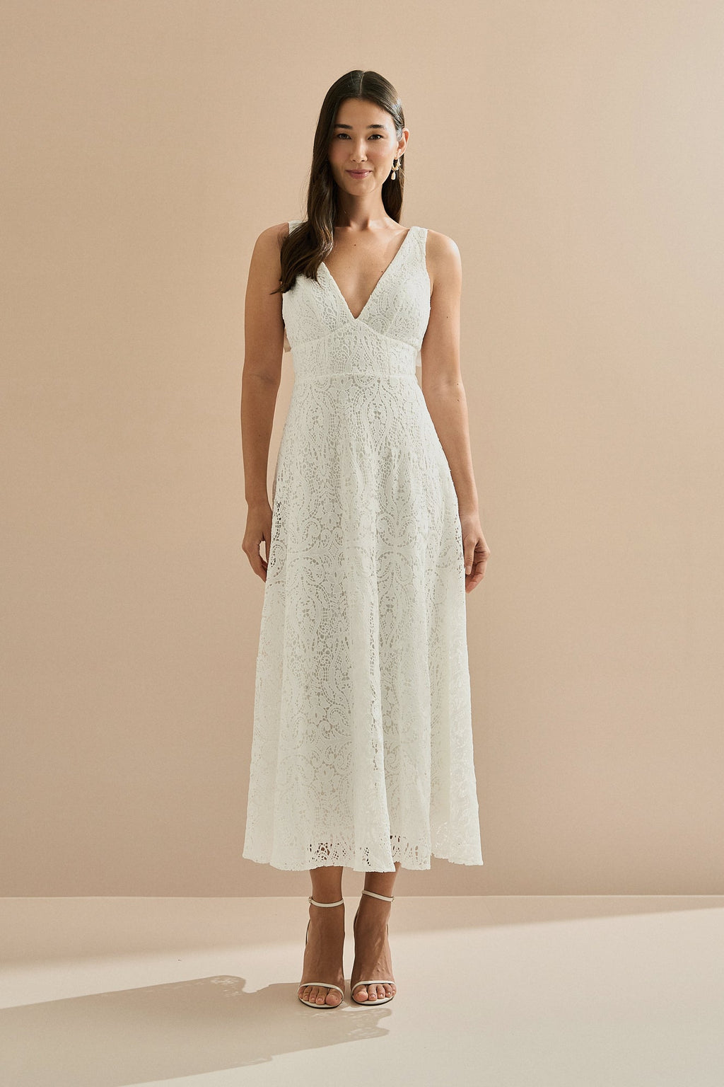 Vestido Midi de Encaje Guipir con Escote en V, Tirantes de Satén y Lazo en la Espalda - Maia Off White