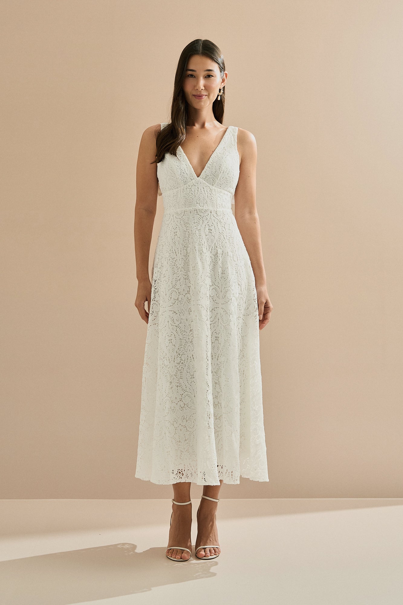 Vestido Midi de Encaje Guipir con Escote en V, Tirantes de Satén y Lazo en la Espalda - Maia Off White