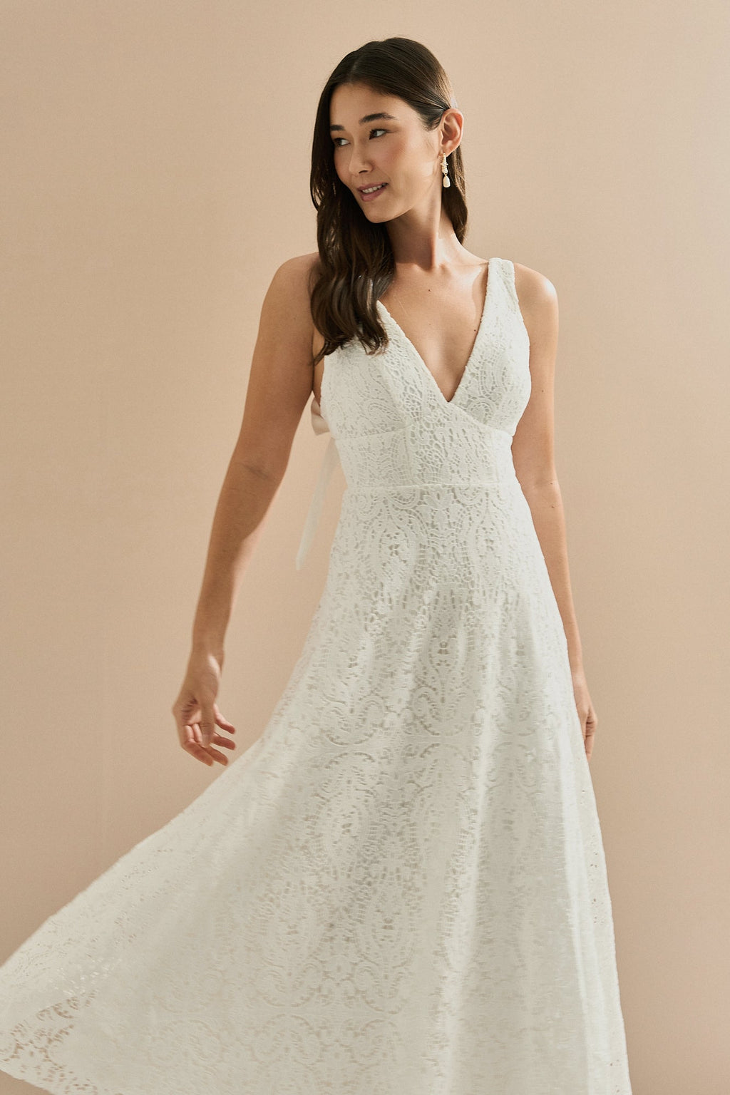 Vestido Midi de Encaje Guipir con Escote en V, Tirantes de Satén y Lazo en la Espalda - Maia Off White