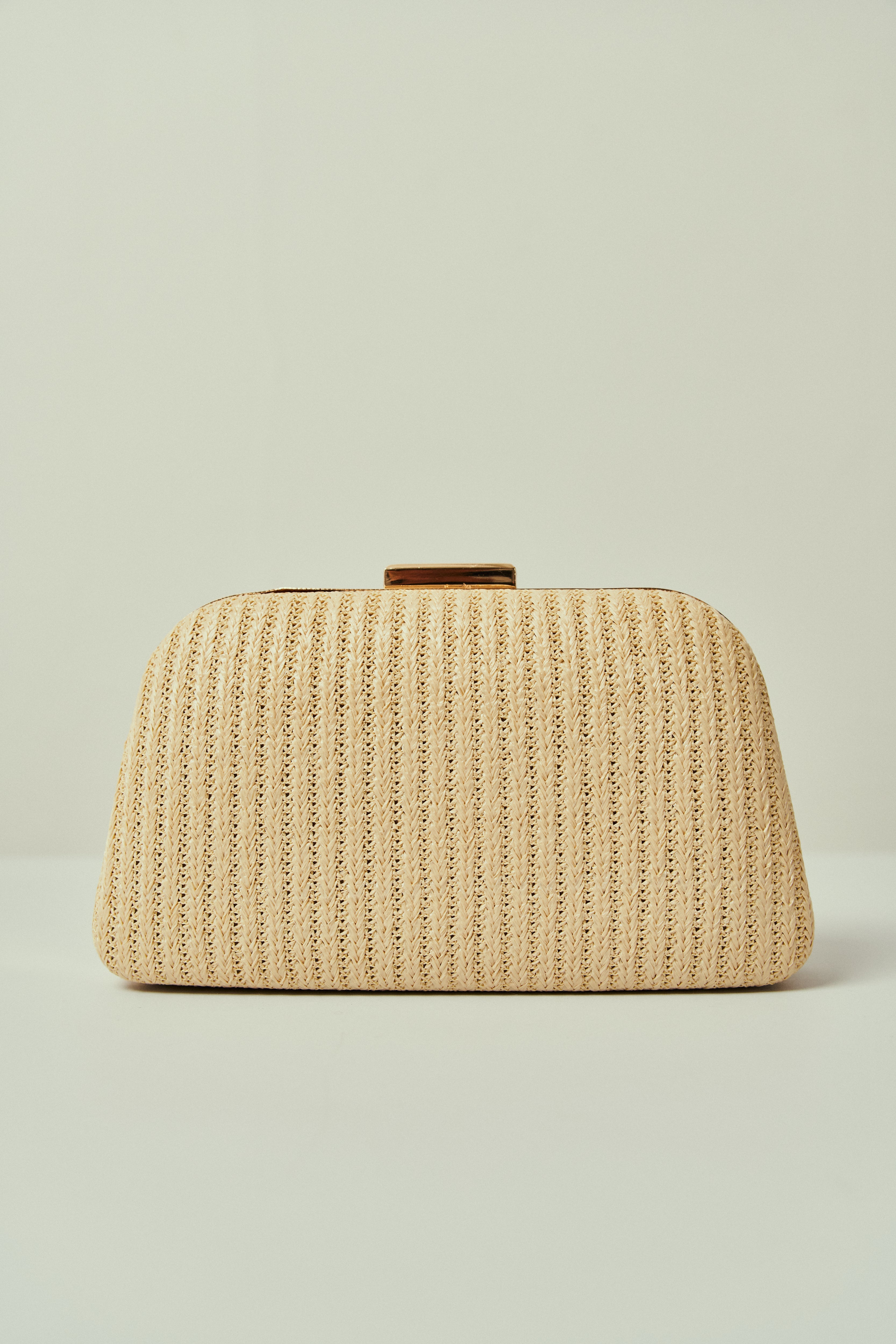 Bolsa de Fiesta Trapecio de Paja con Cierre Dorado y Doble Asa