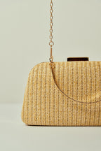 Bolsa de Fiesta Trapecio de Paja con Cierre Dorado y Doble Asa
