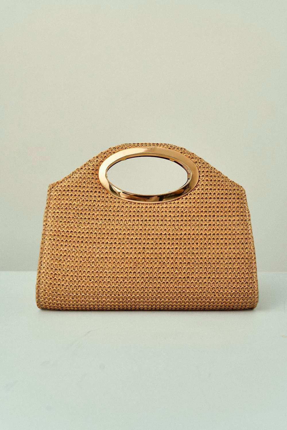 Bolsa de Fiesta Trapezoidal de Paja con Asa Perforada y Parte Superior Redondeada