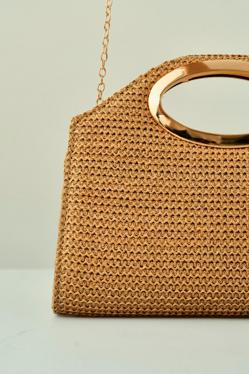 Bolsa de Fiesta Trapezoidal de Paja con Asa Perforada y Parte Superior Redondeada