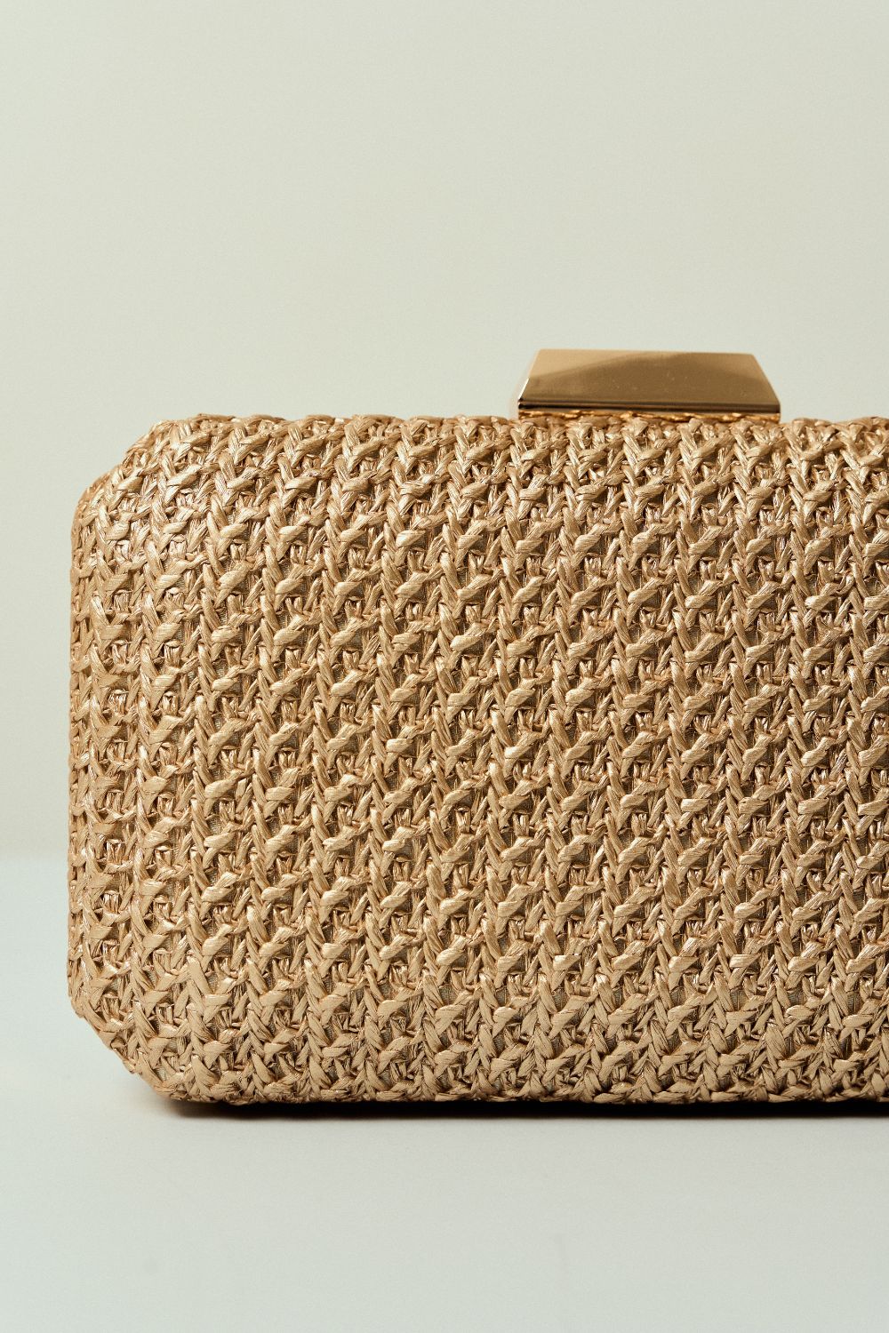 Bolsa de Fiesta Rectangular de Paja Tinte con Esquinas Rectas, Diseño de Punto Abierto y Cierre Metálico