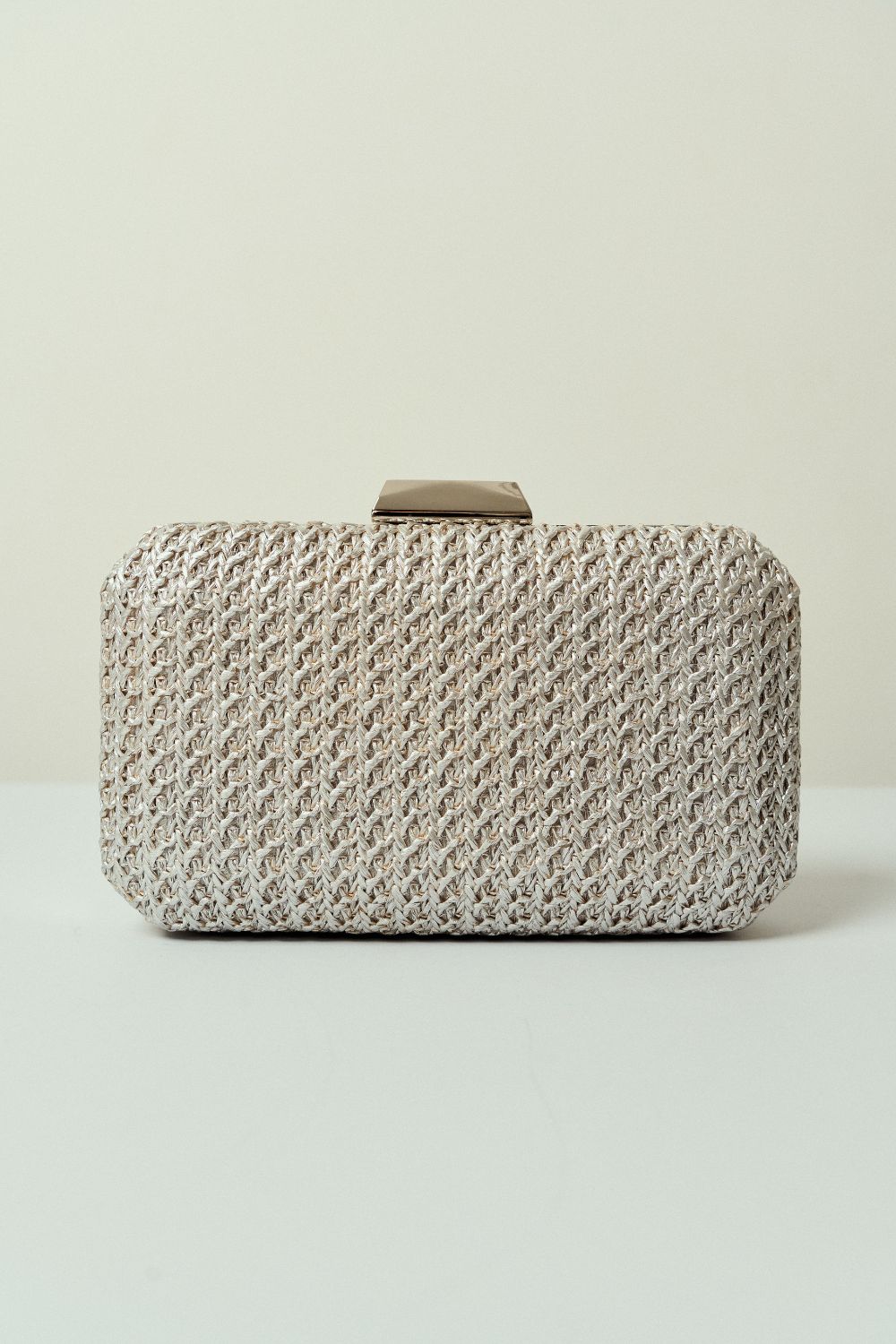 Bolsa de Fiesta Rectangular de Paja Tinte con Esquinas Rectas, Diseño de Punto Abierto y Cierre Metálico