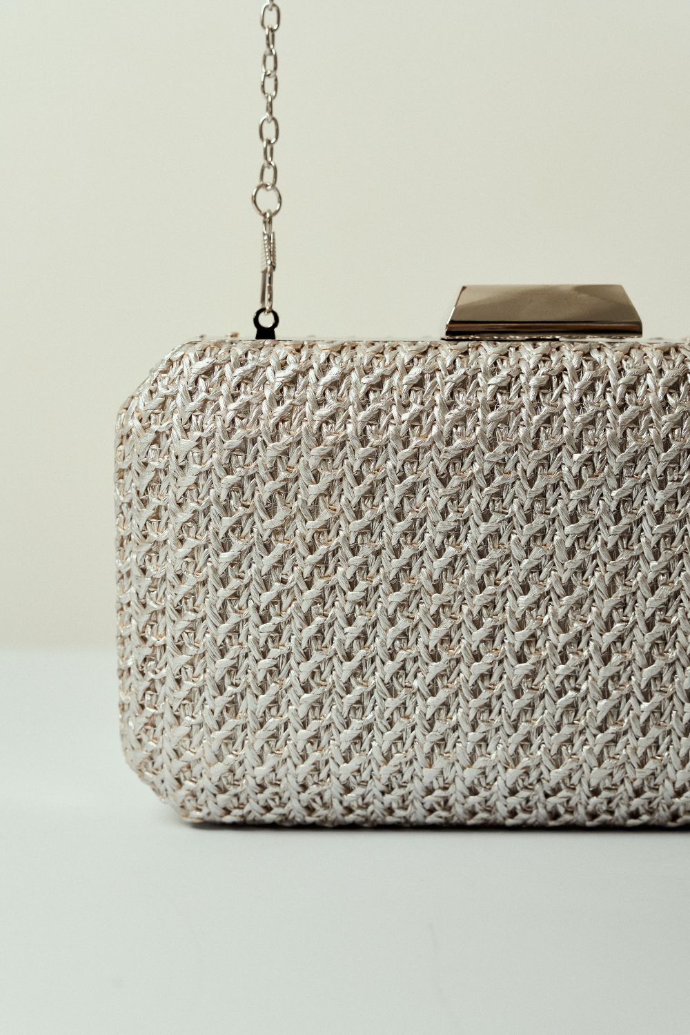 Bolsa de Fiesta Rectangular de Paja Tinte con Esquinas Rectas, Diseño de Punto Abierto y Cierre Metálico