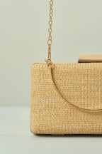 Bolsa de Fiesta Rectangular en Trama Natural con Cierre Geométrico Dorado y Doble Asa