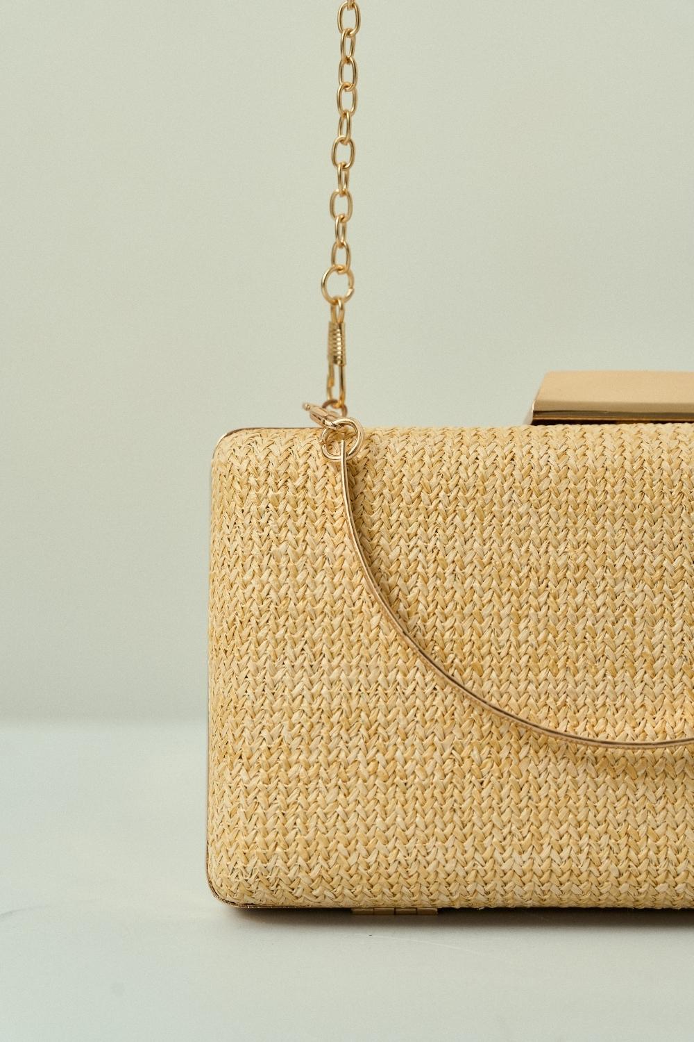 Bolsa de Fiesta Rectangular en Trama Natural con Cierre Geométrico Dorado y Doble Asa