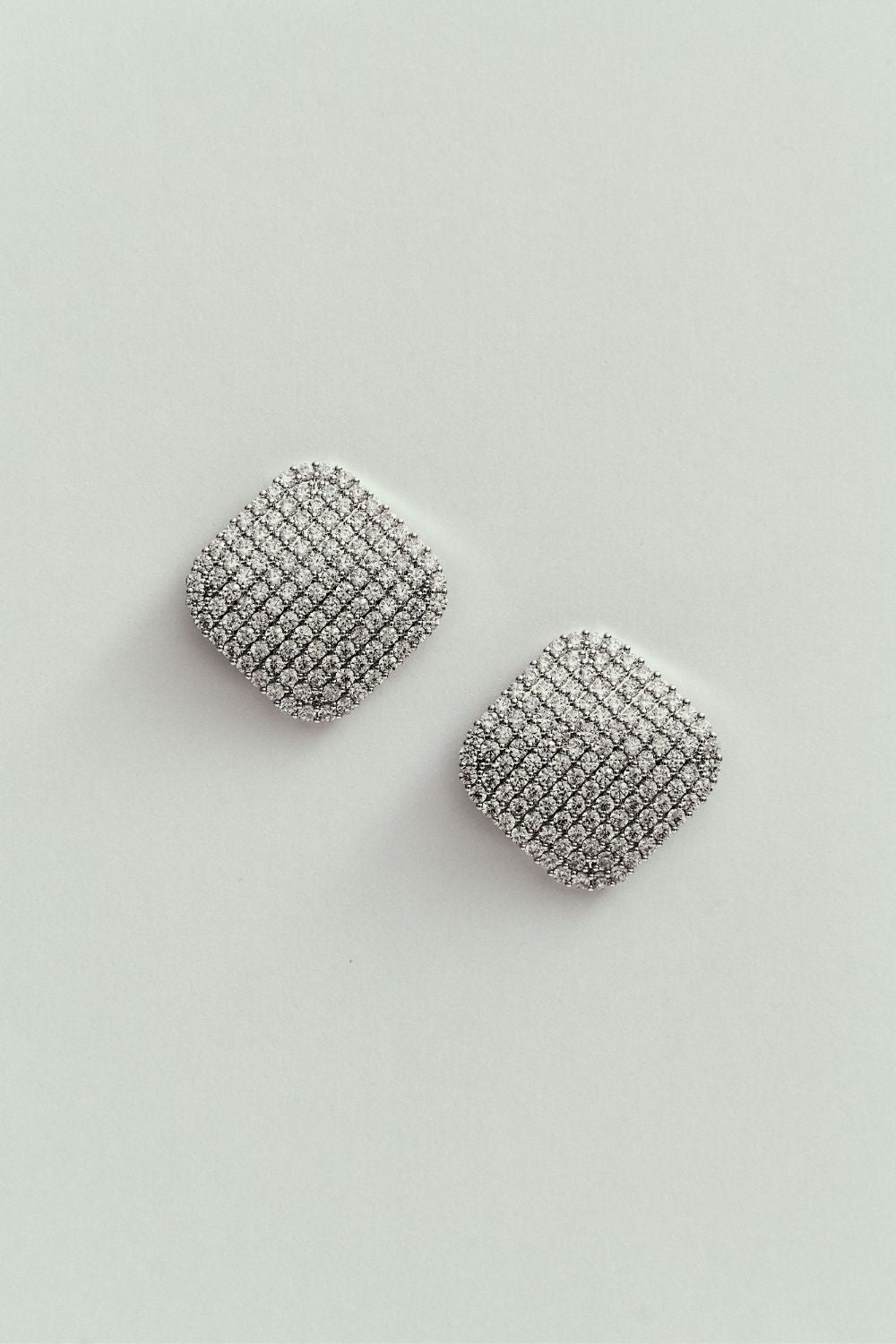 Aretes Cuadrados con Botón y Piedras Preciosas en Acabado Plateado