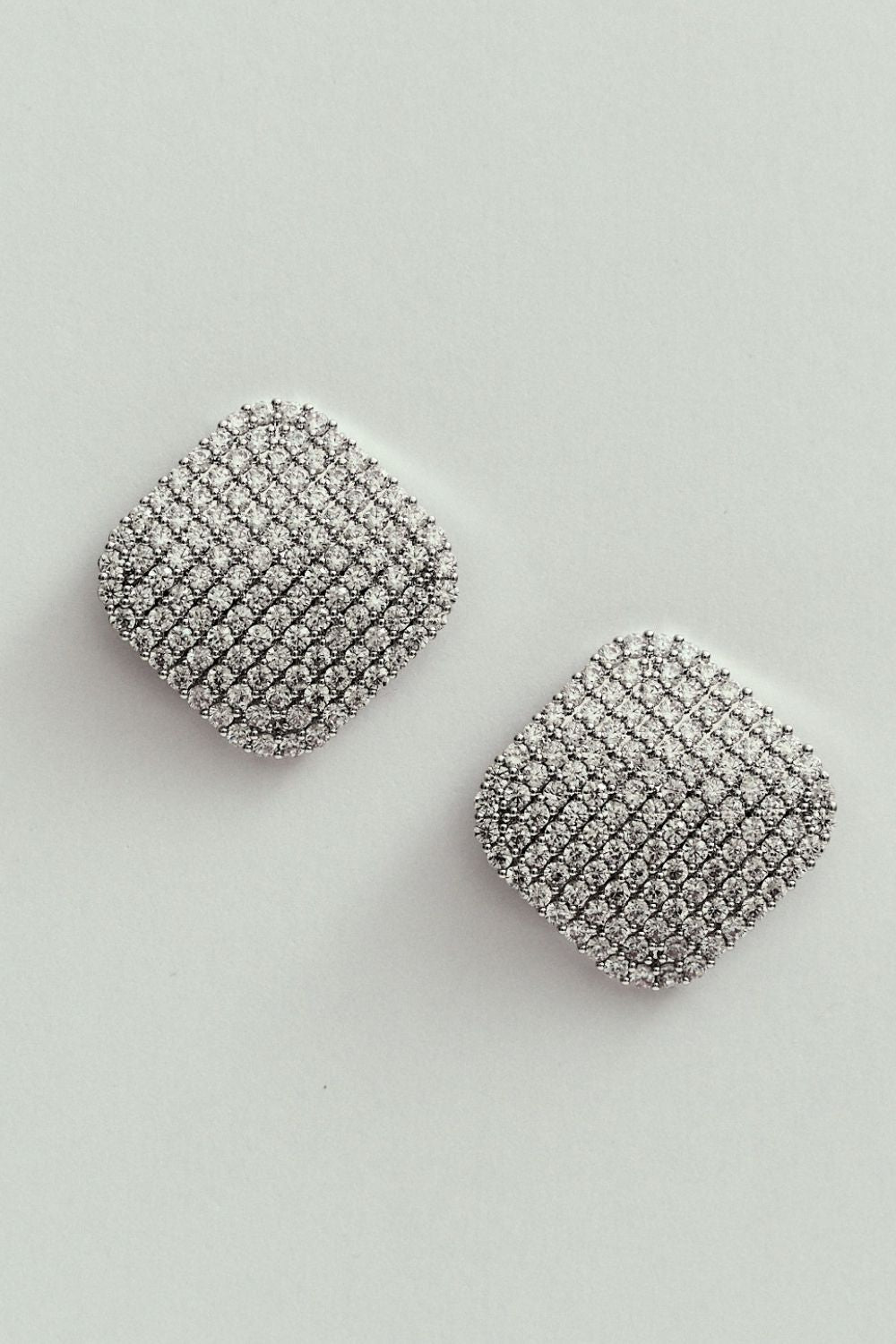 Aretes Cuadrados con Botón y Piedras Preciosas en Acabado Plateado