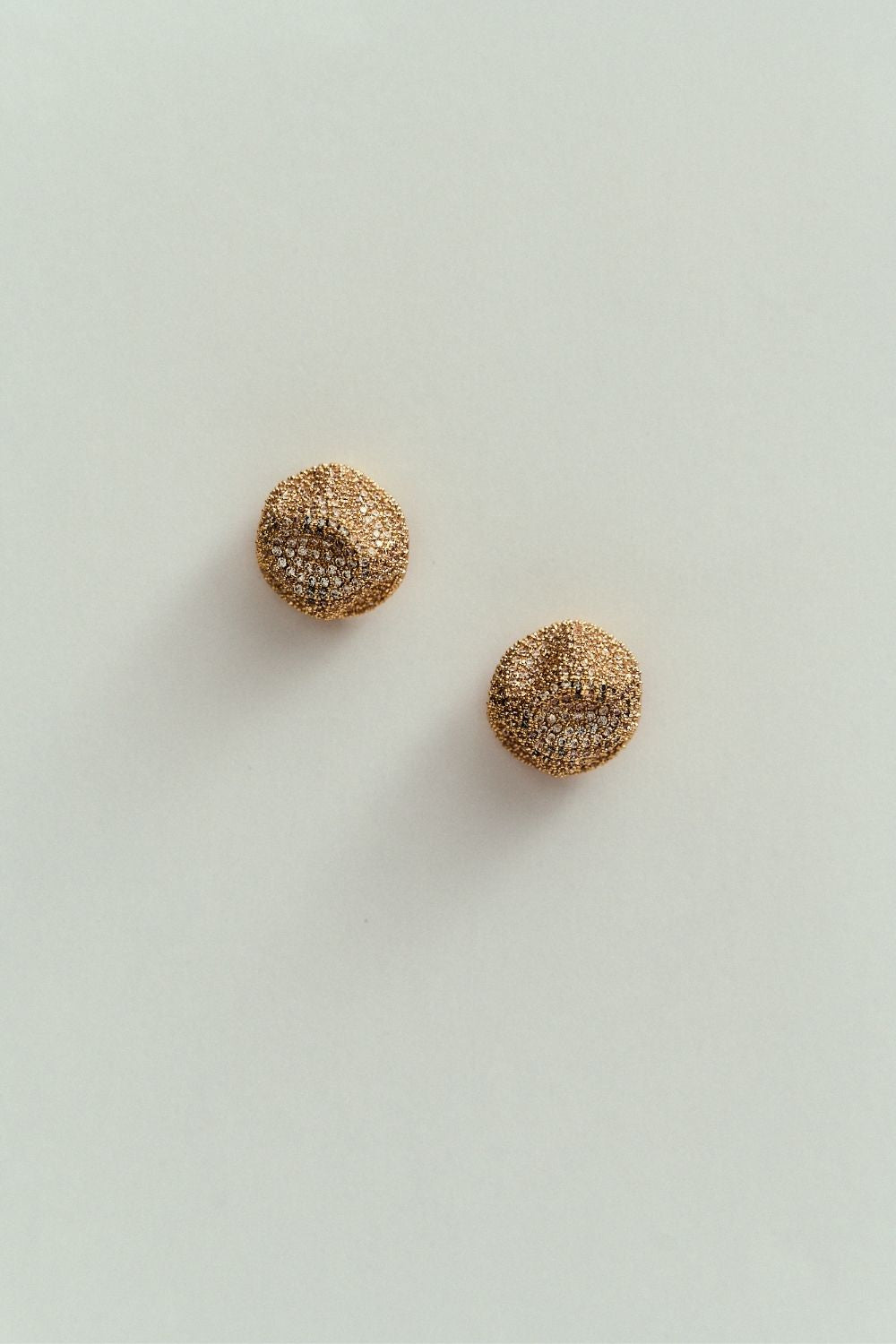 Pendiente Circular Orgánico con Strass Dorado