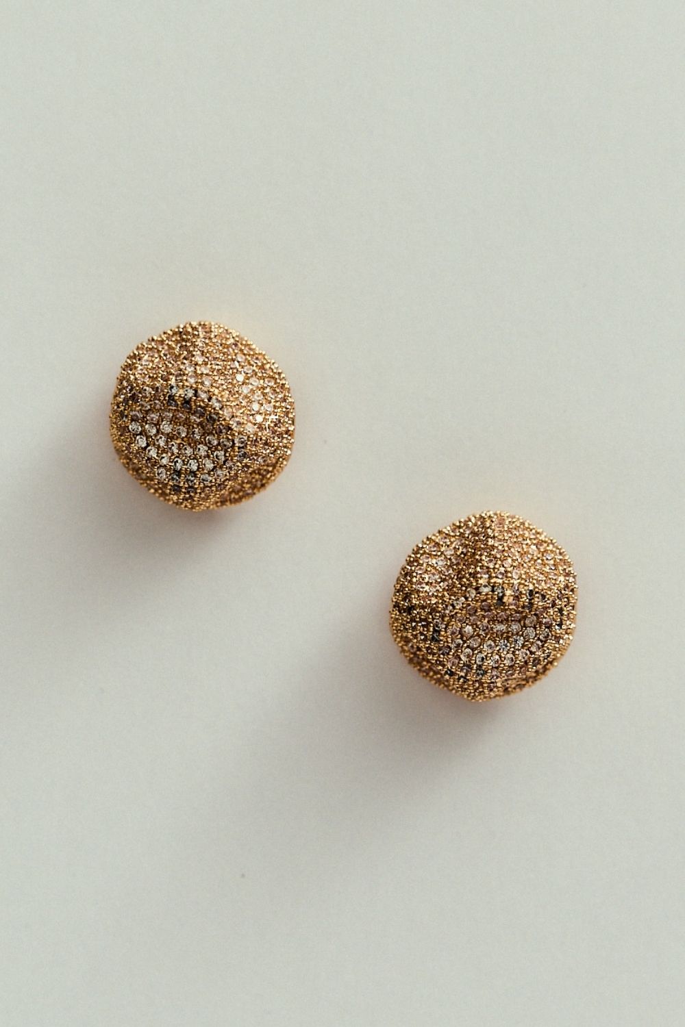 Pendiente Circular Orgánico con Strass Dorado