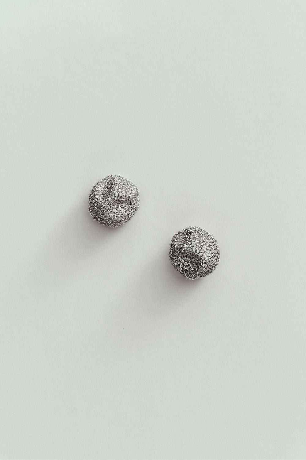 Pendiente Circular Orgánico con Strass Plateado