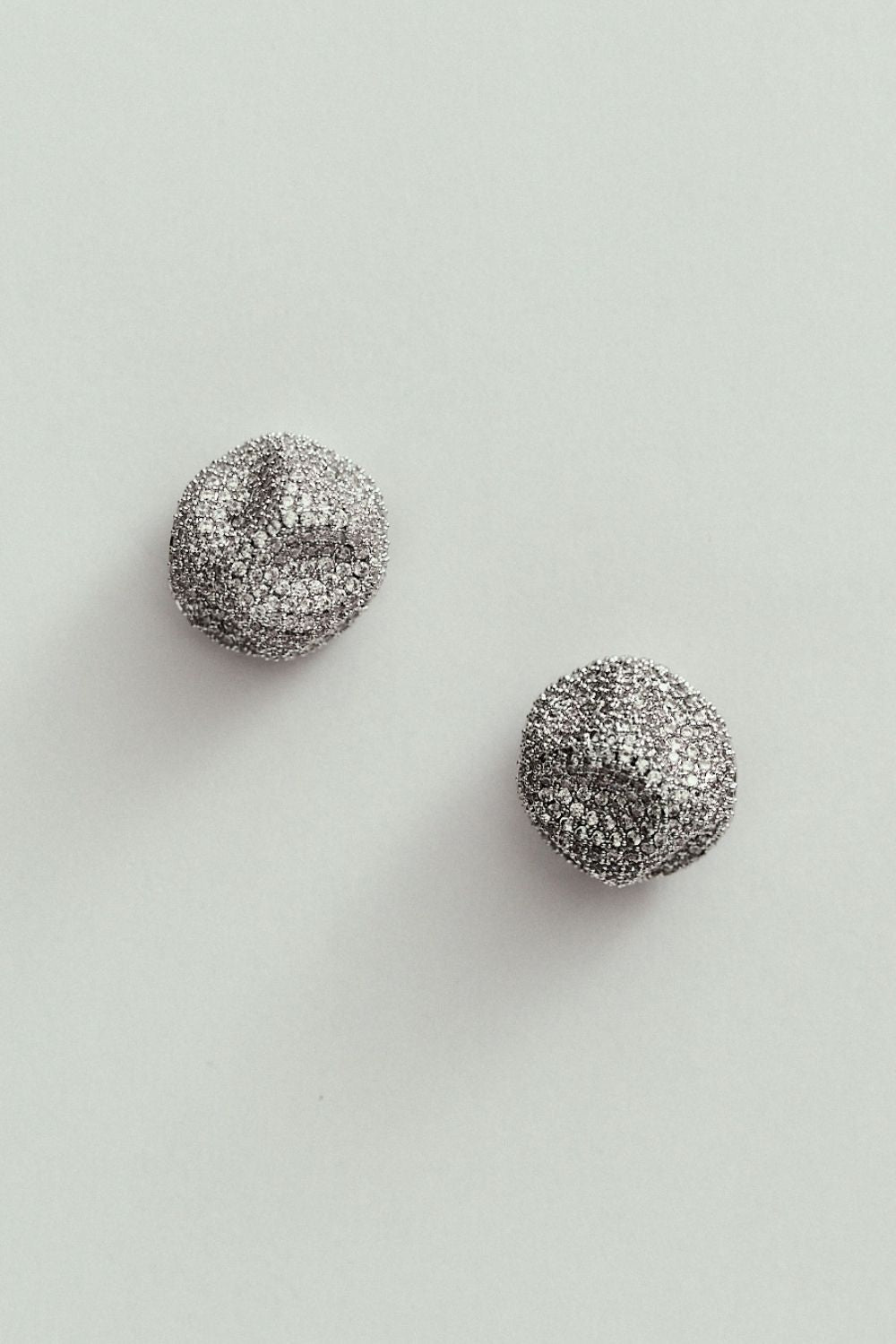 Pendiente Circular Orgánico con Strass Plateado