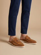 Mules de Ante para Hombre - Parte Trasera Abierta - Detalle de Barra Metálica - Suela de Goma Plana