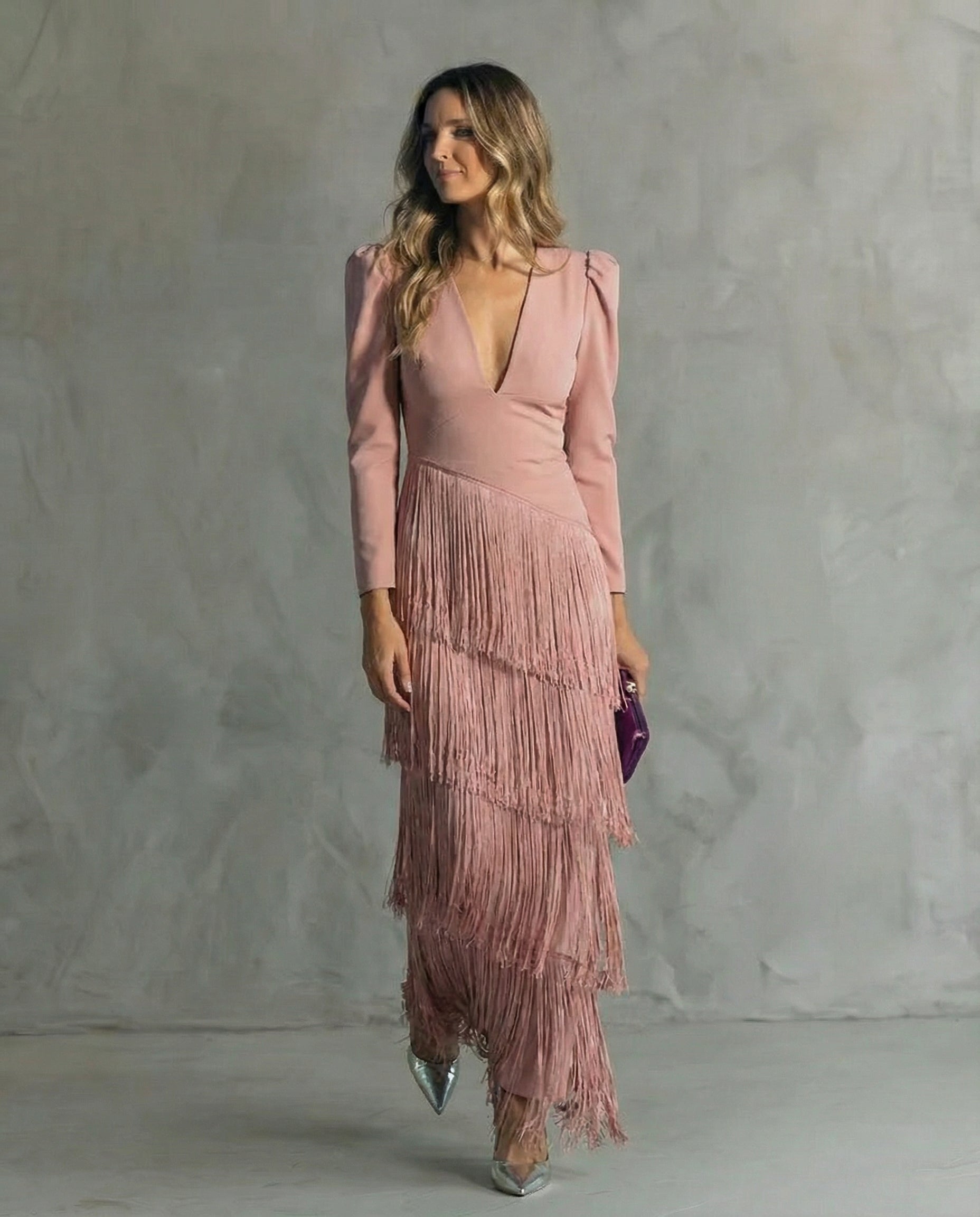 Alessia – Elegancka sukienka midi z rękawami z frędzlami
