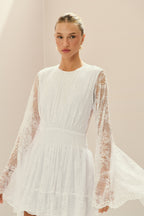 Vestido Corto de Encaje, con Elástico en la Cintura y Mangas Amplias - Aira Off White