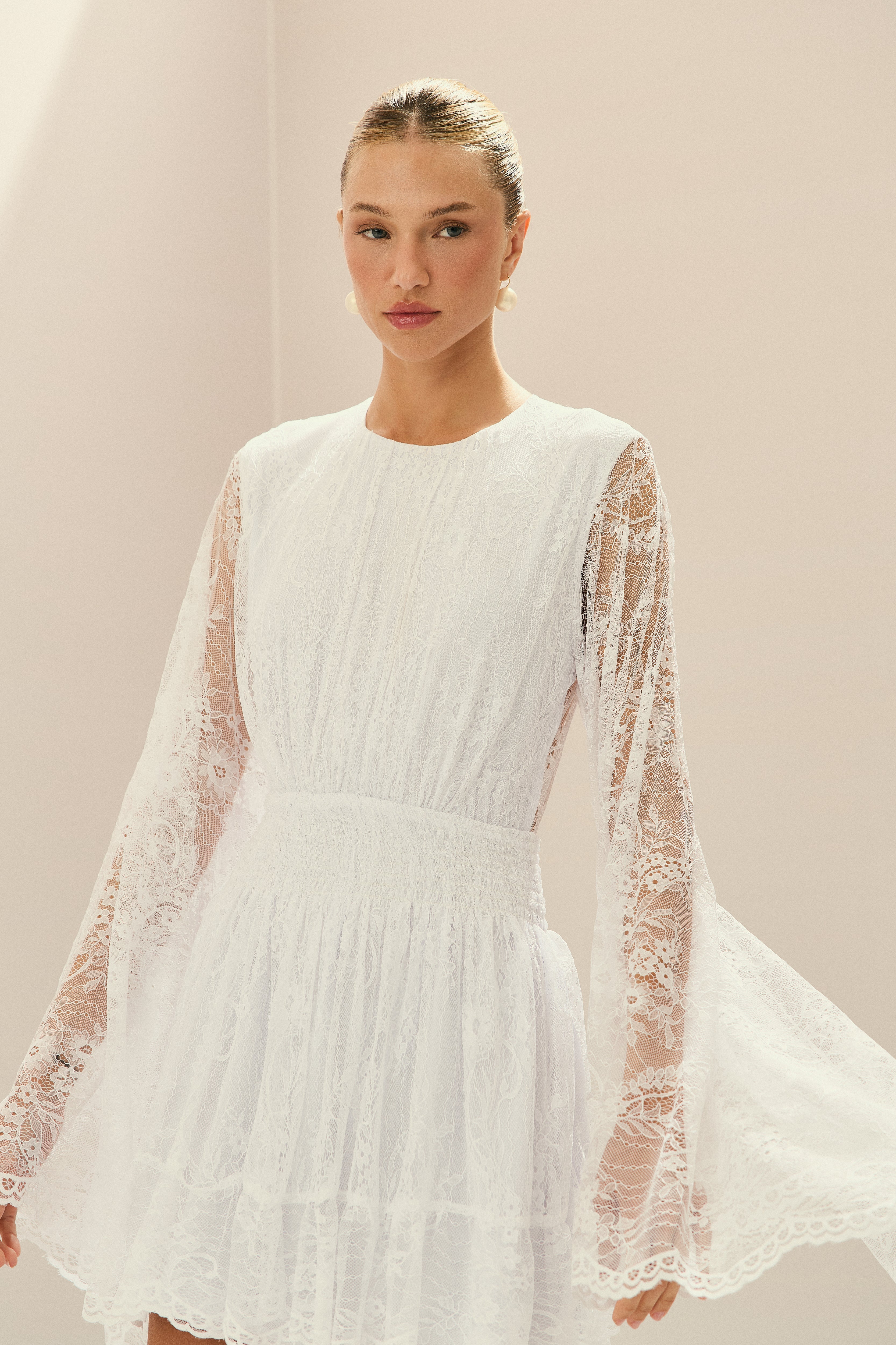 Vestido Corto de Encaje, con Elástico en la Cintura y Mangas Amplias - Aira Off White