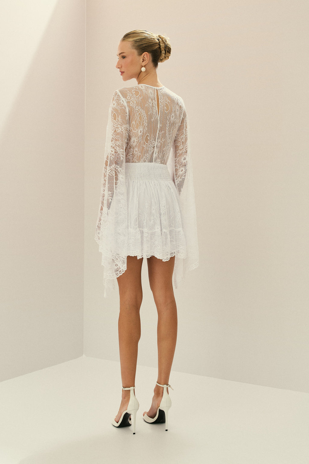 Vestido Corto de Encaje, con Elástico en la Cintura y Mangas Amplias - Aira Off White