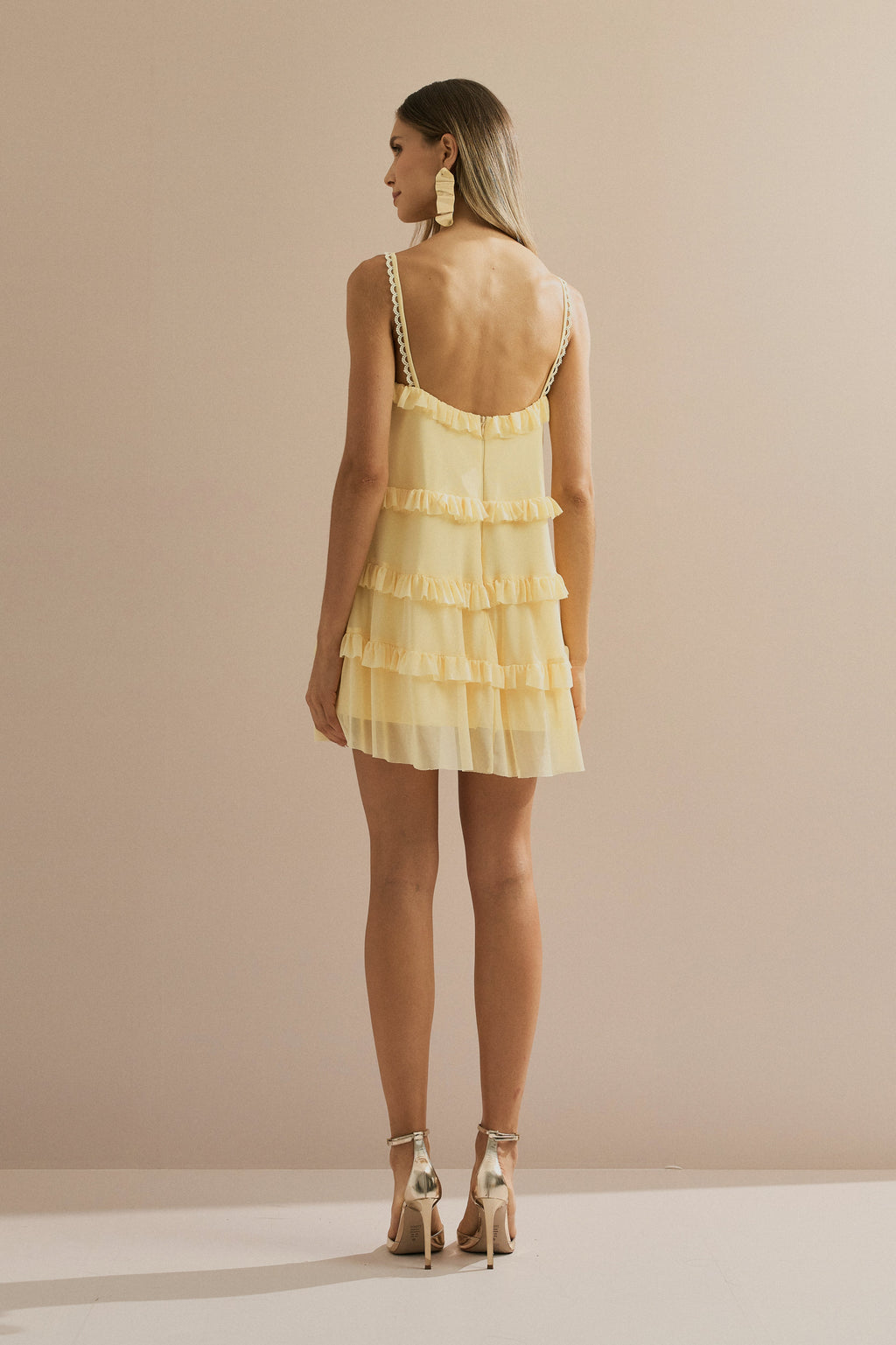 Vestido Corto de Tul con Escote en V, Volantes y Tirantes con Detalle de Encaje - Duna Amarillo Mantequilla