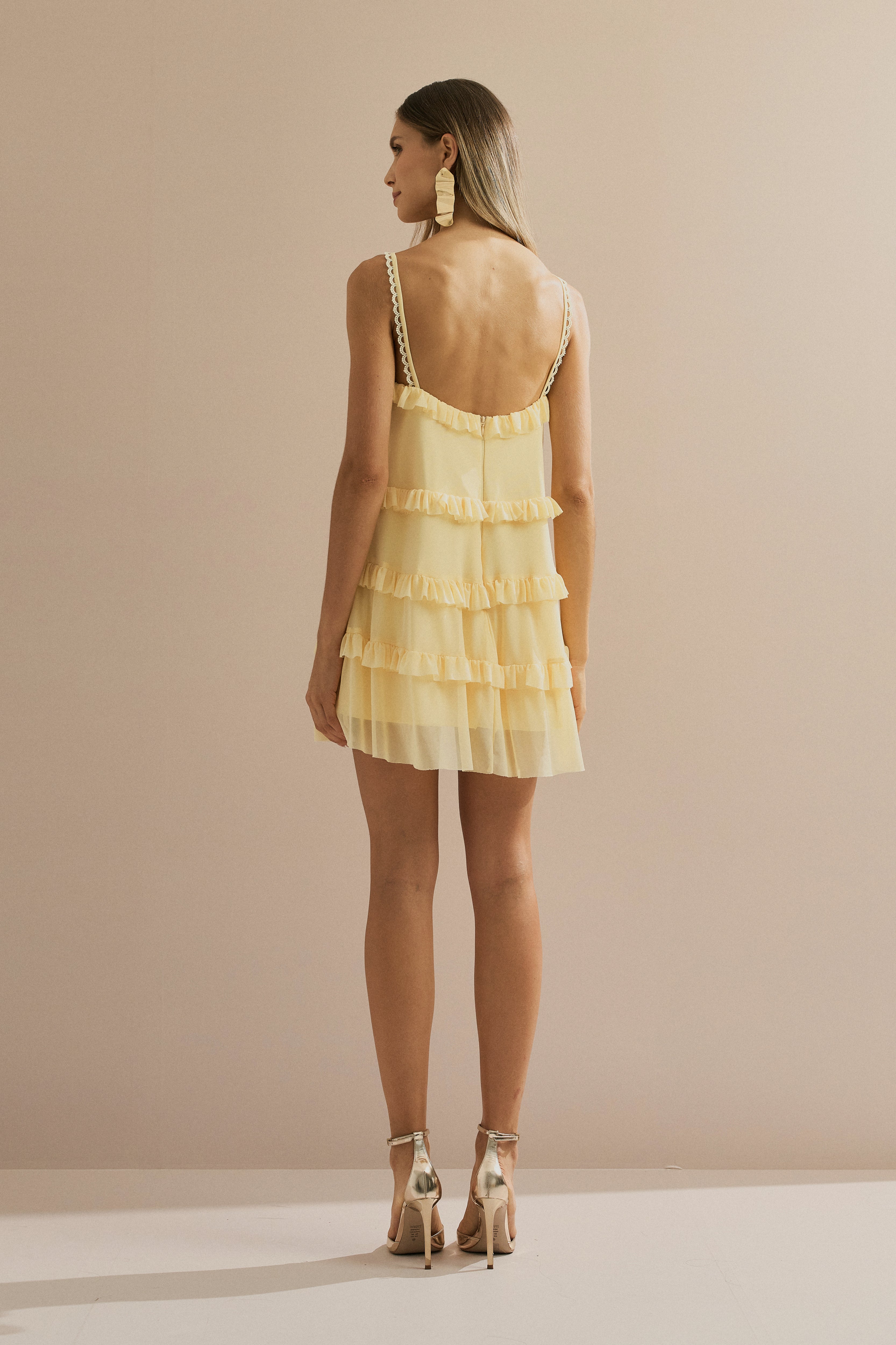 Vestido Corto de Tul con Escote en V, Volantes y Tirantes con Detalle de Encaje - Duna Amarillo Mantequilla