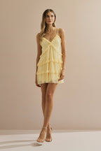 Vestido Corto de Tul con Escote en V, Volantes y Tirantes con Detalle de Encaje - Duna Amarillo Mantequilla