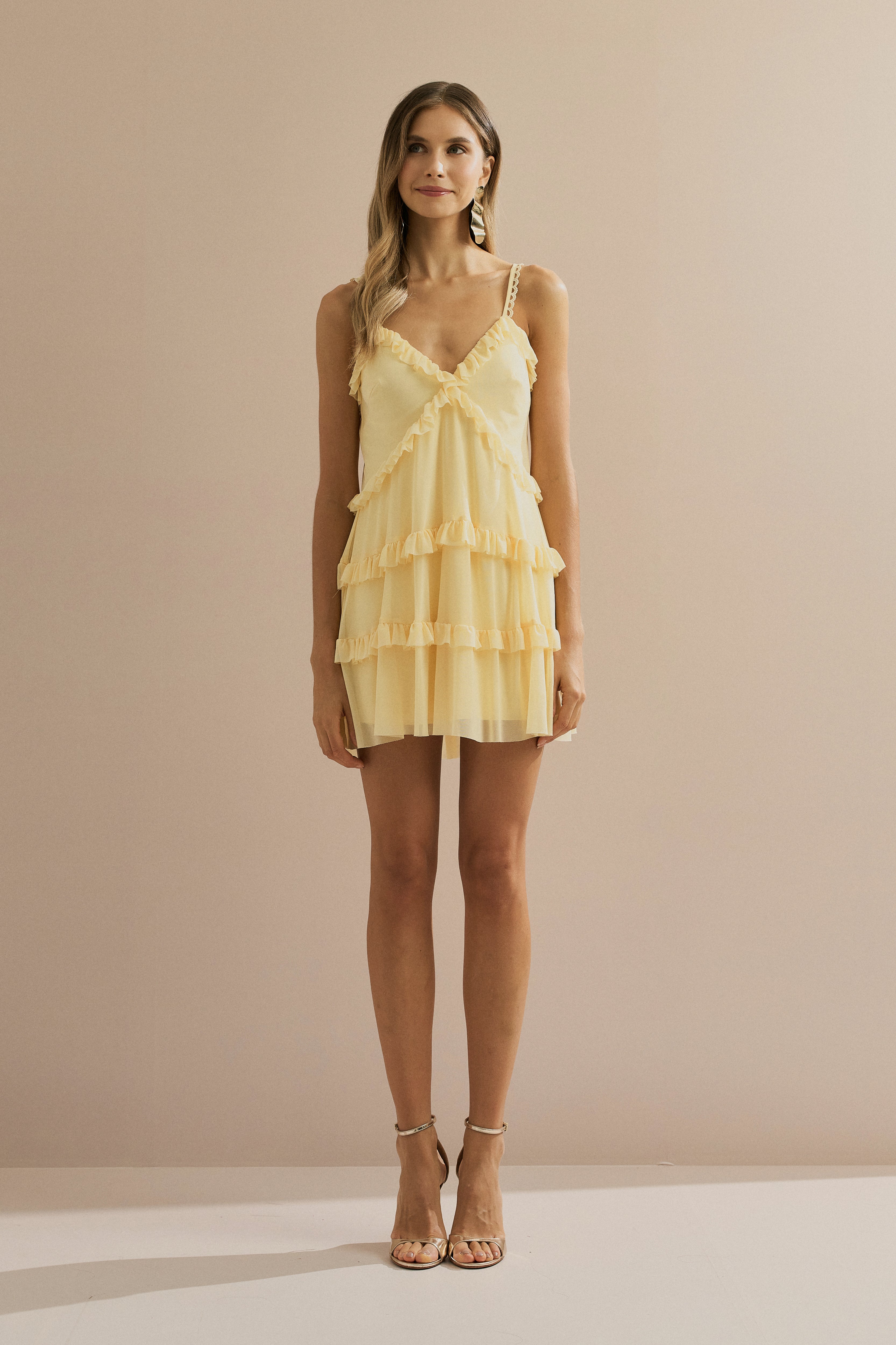 Vestido Corto de Tul con Escote en V, Volantes y Tirantes con Detalle de Encaje - Duna Amarillo Mantequilla