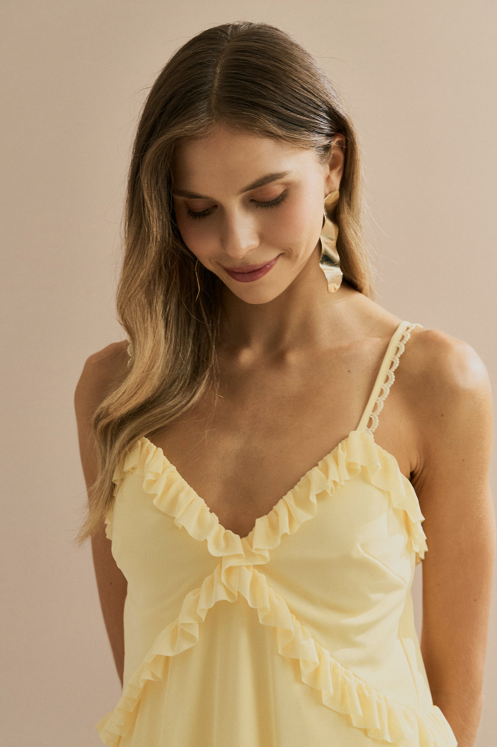Vestido Corto de Tul con Escote en V, Volantes y Tirantes con Detalle de Encaje - Duna Amarillo Mantequilla