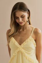 Vestido Corto de Tul con Escote en V, Volantes y Tirantes con Detalle de Encaje - Duna Amarillo Mantequilla