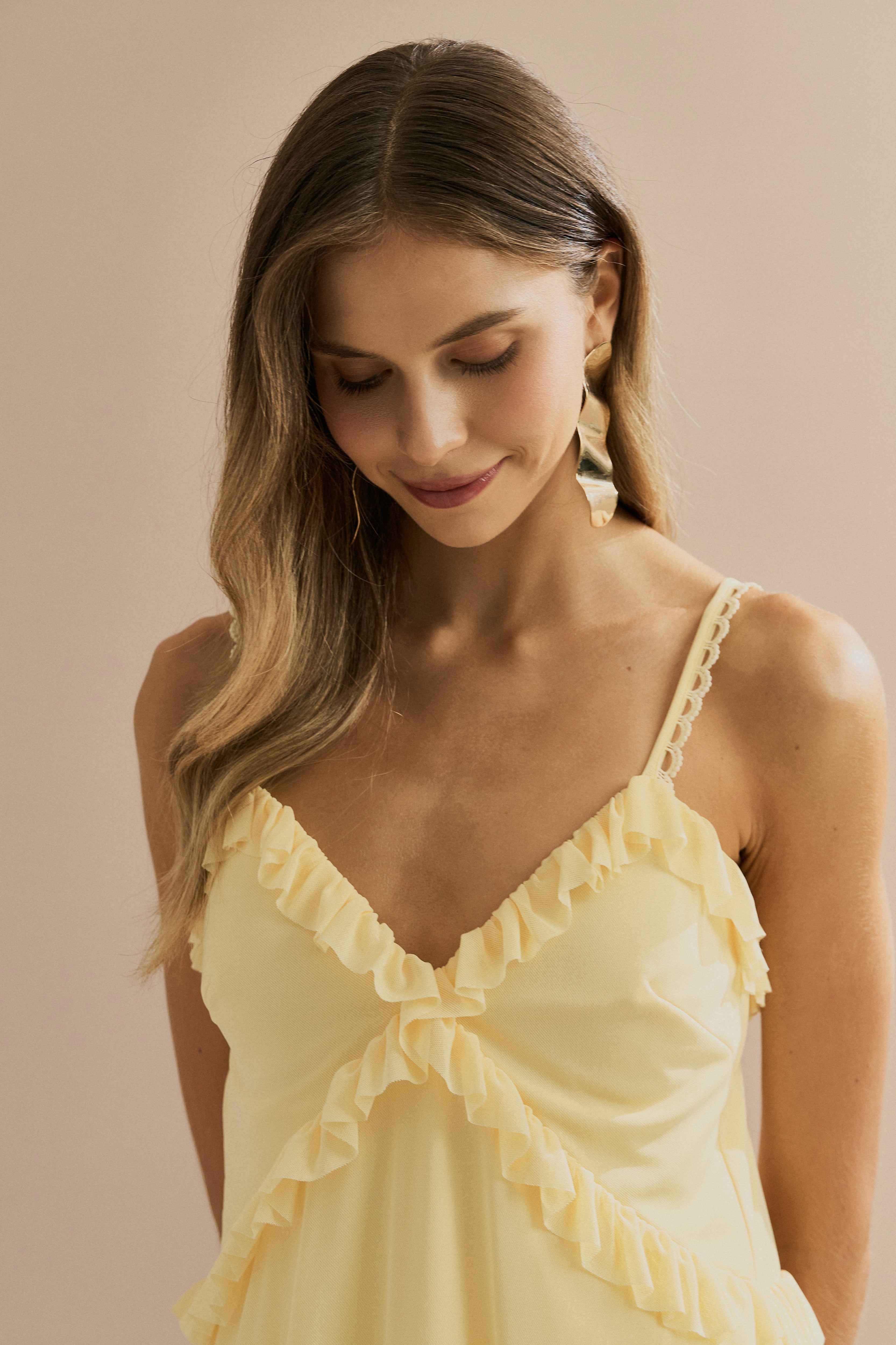 Vestido Corto de Tul con Escote en V, Volantes y Tirantes con Detalle de Encaje - Duna Amarillo Mantequilla