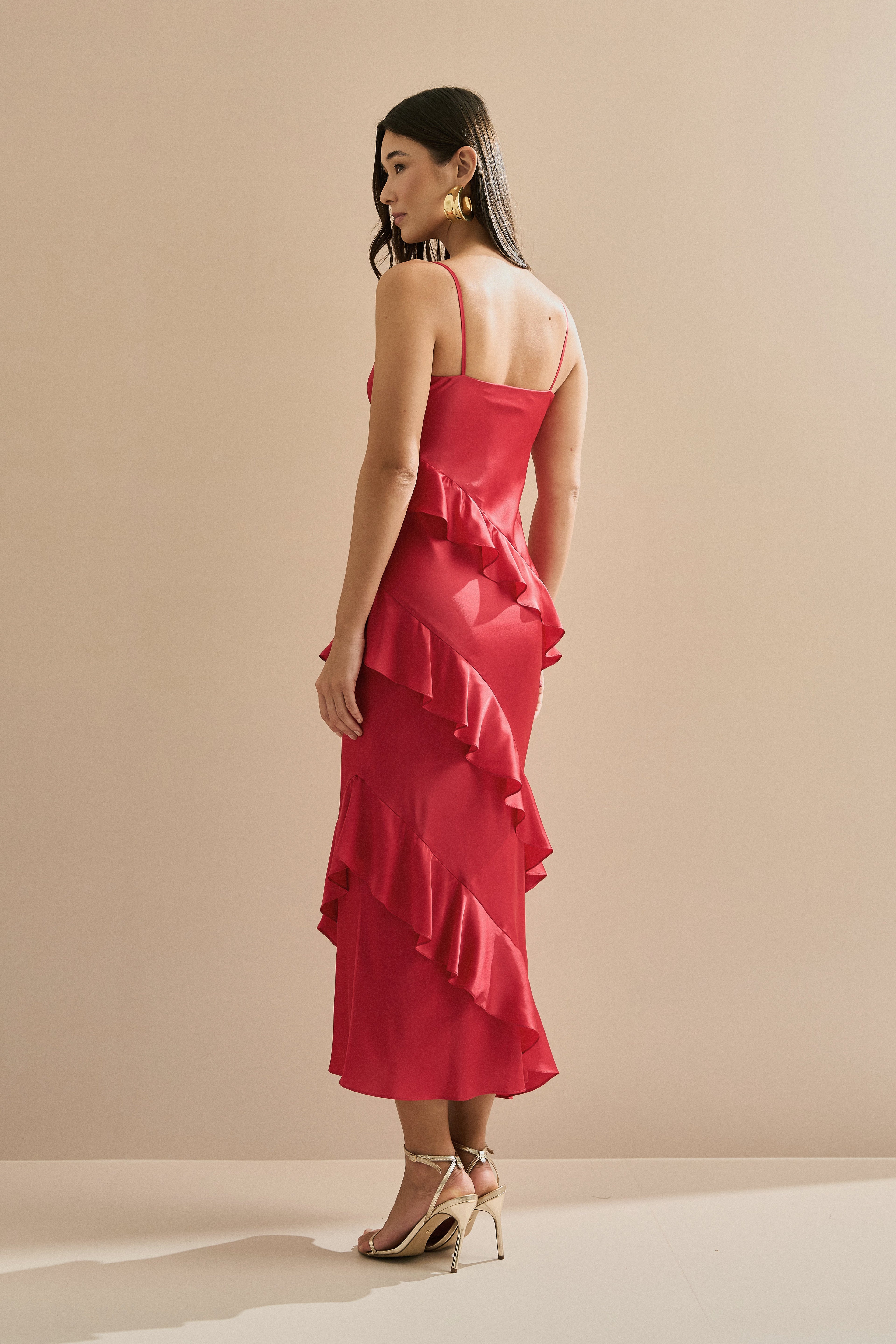 Vestido Midi de Satén con Escote Degagê, Tirantes Finos y Volantes Asimétricos - Isla Rojo