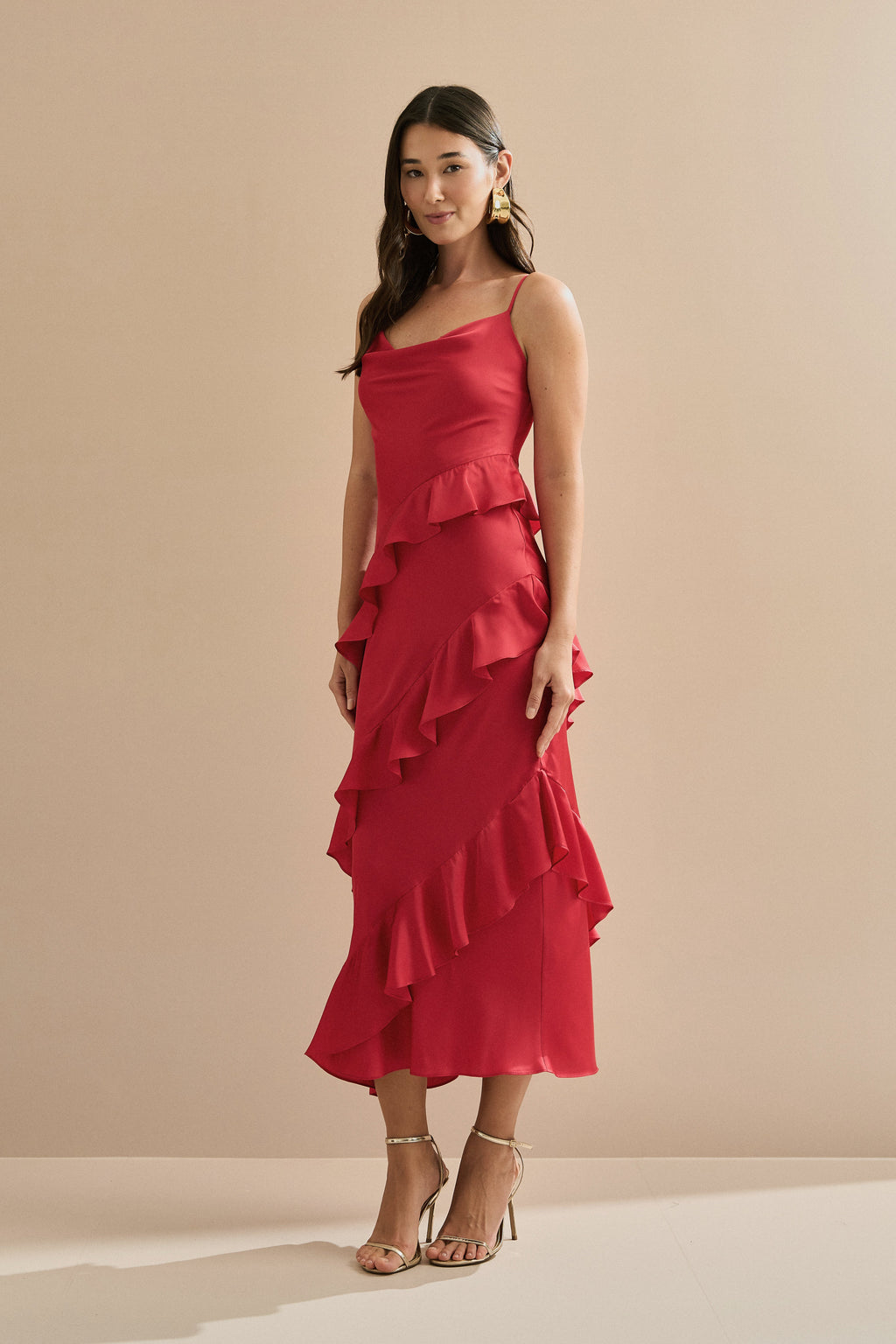 Vestido Midi de Satén con Escote Degagê, Tirantes Finos y Volantes Asimétricos - Isla Rojo