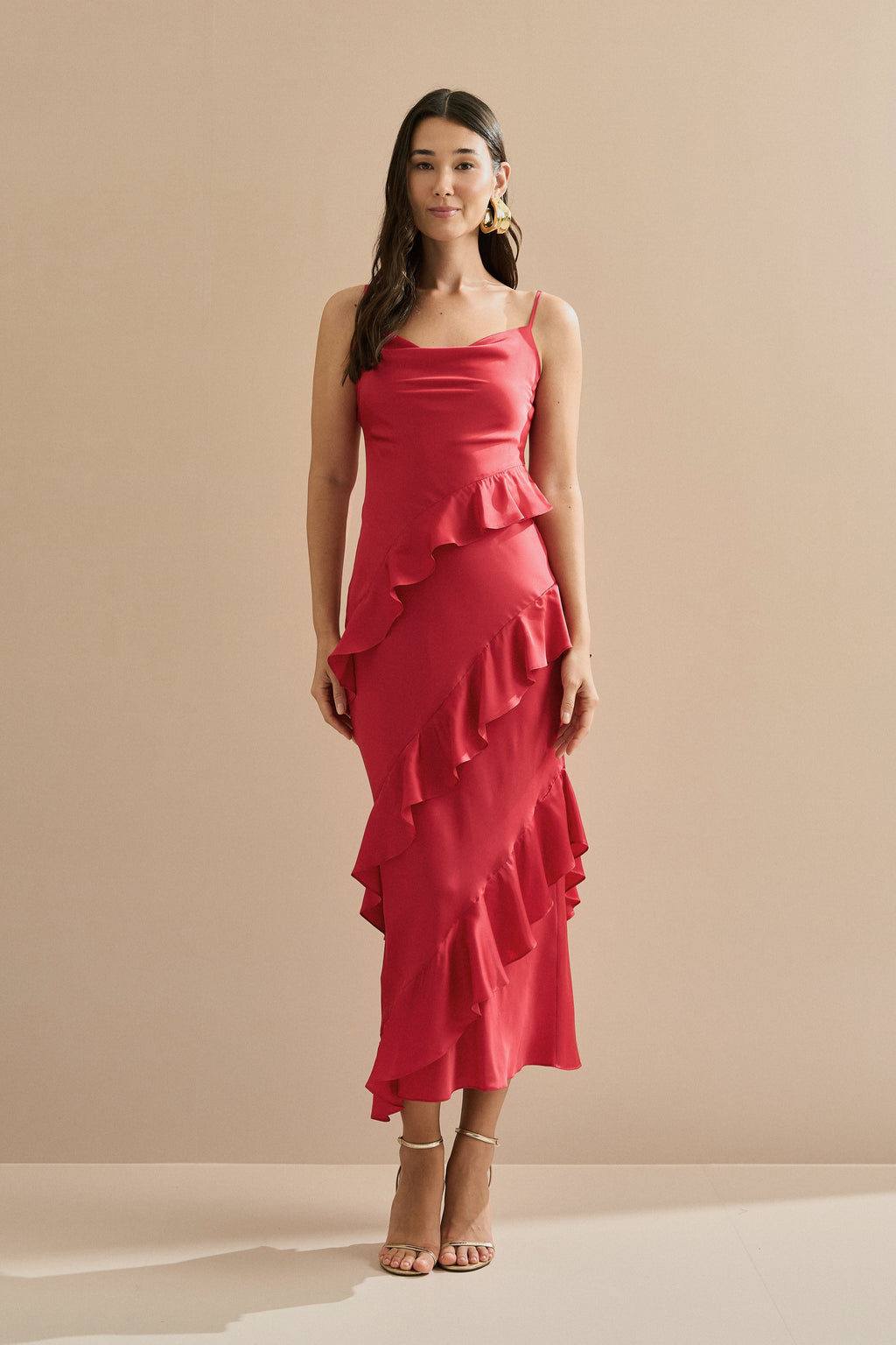 Vestido Midi de Satén con Escote Degagê, Tirantes Finos y Volantes Asimétricos - Isla Rojo