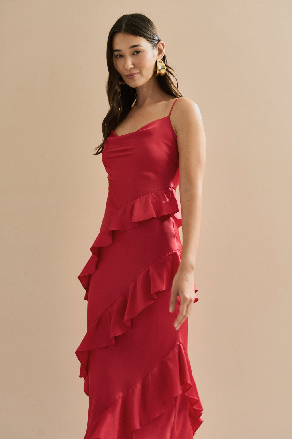 Vestido Midi de Satén con Escote Degagê, Tirantes Finos y Volantes Asimétricos - Isla Rojo