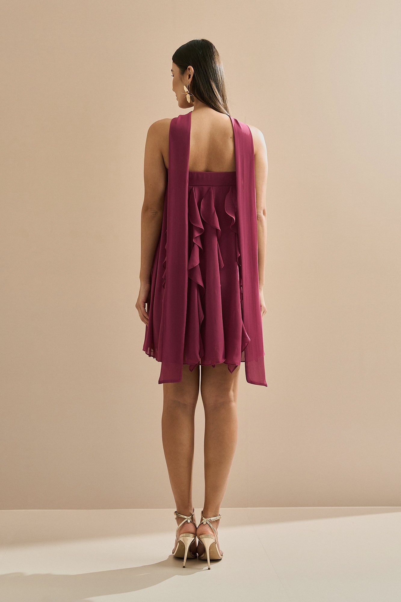 Vestido Corto de Chiffon con Volantes en Cascada y Escote Recto con Chal - Alma Fucsia