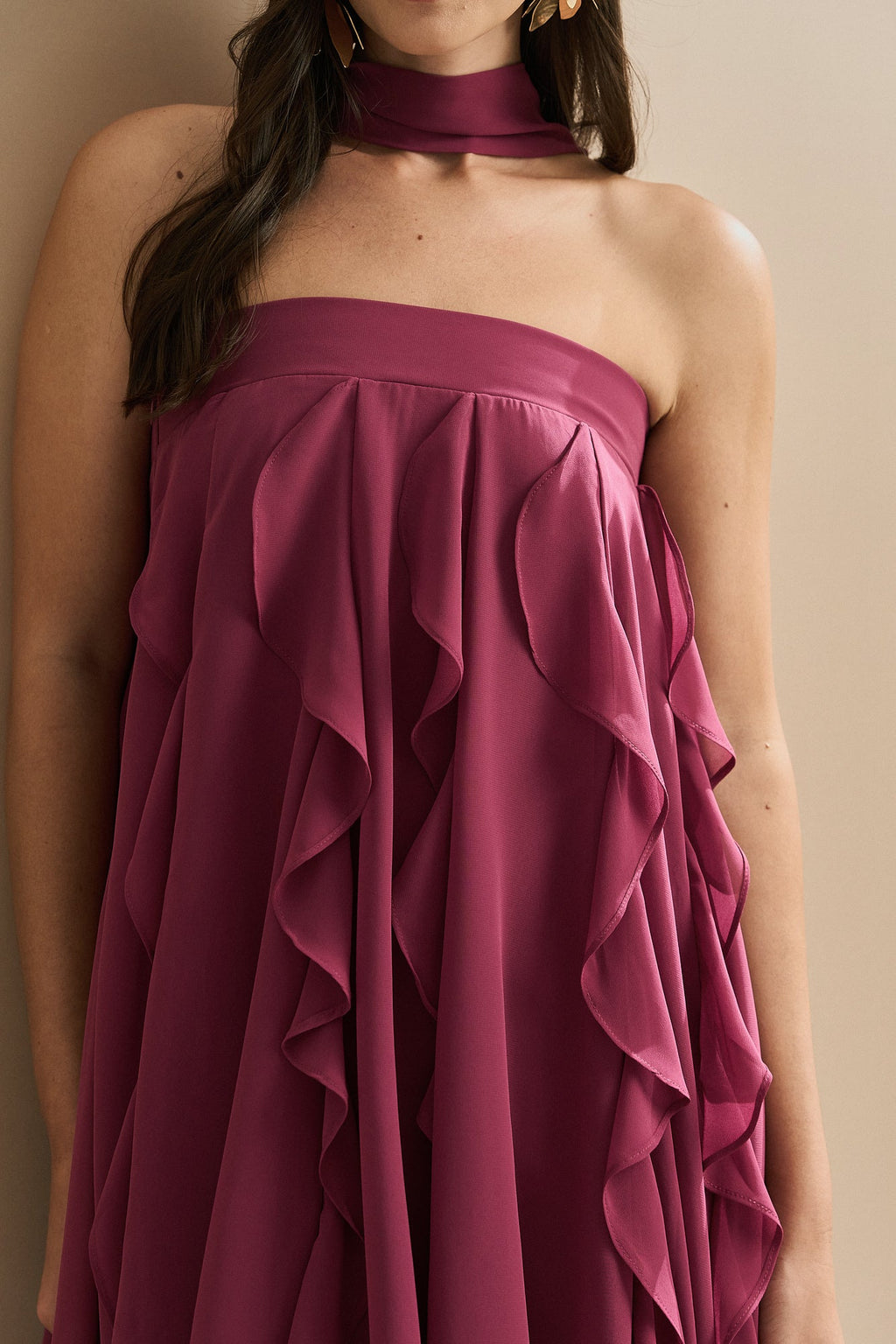 Vestido Corto de Chiffon con Volantes en Cascada y Escote Recto con Chal - Alma Fucsia