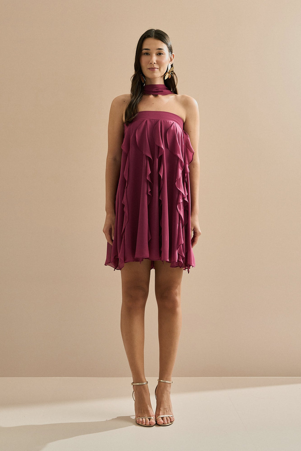 Vestido Corto de Chiffon con Volantes en Cascada y Escote Recto con Chal - Alma Fucsia