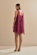 Vestido Corto de Chiffon con Volantes en Cascada y Escote Recto con Chal - Alma Fucsia