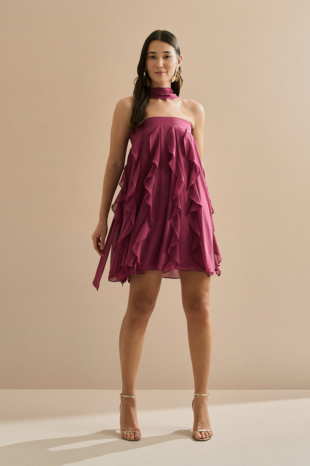 Vestido Corto de Chiffon con Volantes en Cascada y Escote Recto con Chal - Alma Fucsia