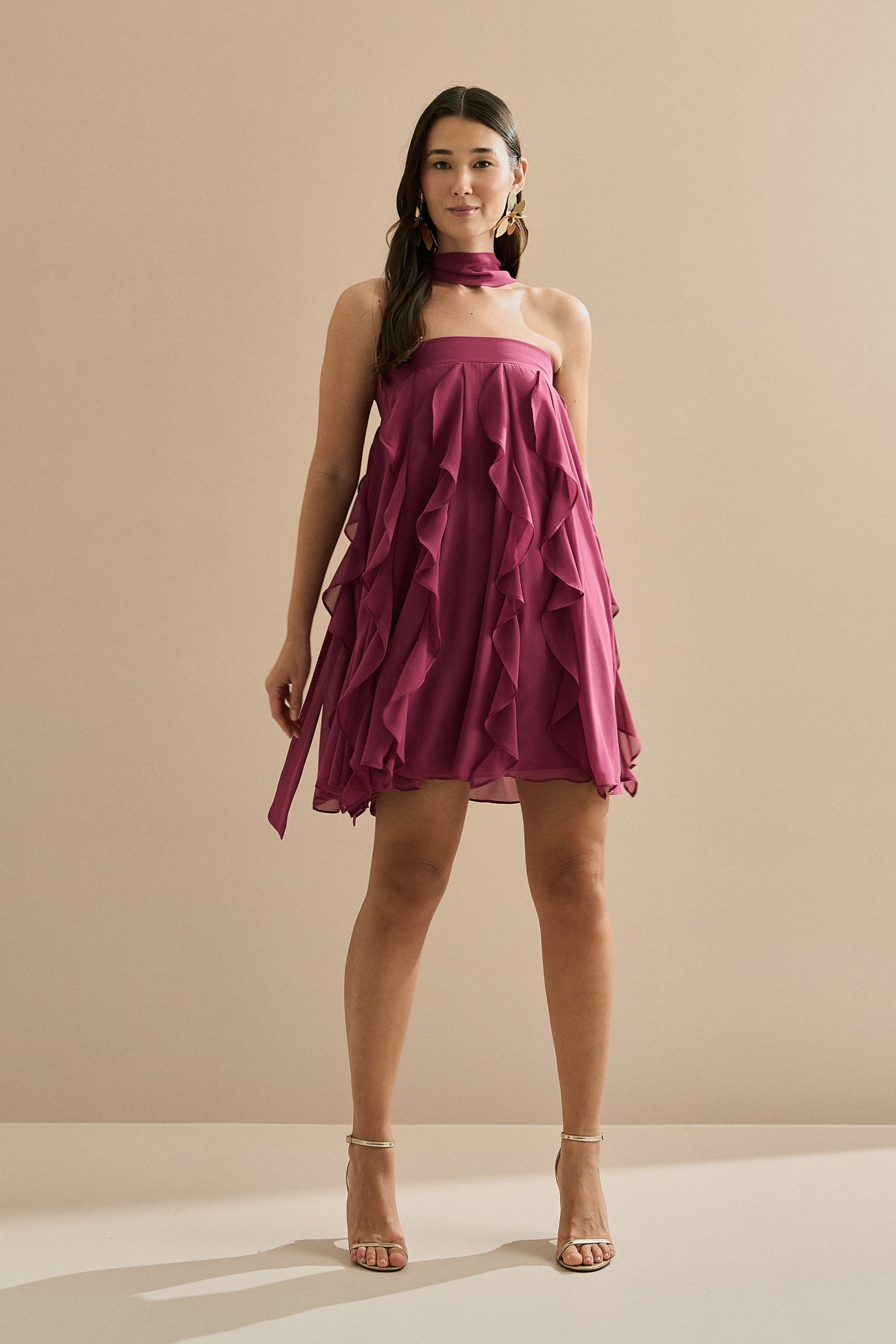 Vestido Corto de Chiffon con Volantes en Cascada y Escote Recto con Chal - Alma Fucsia
