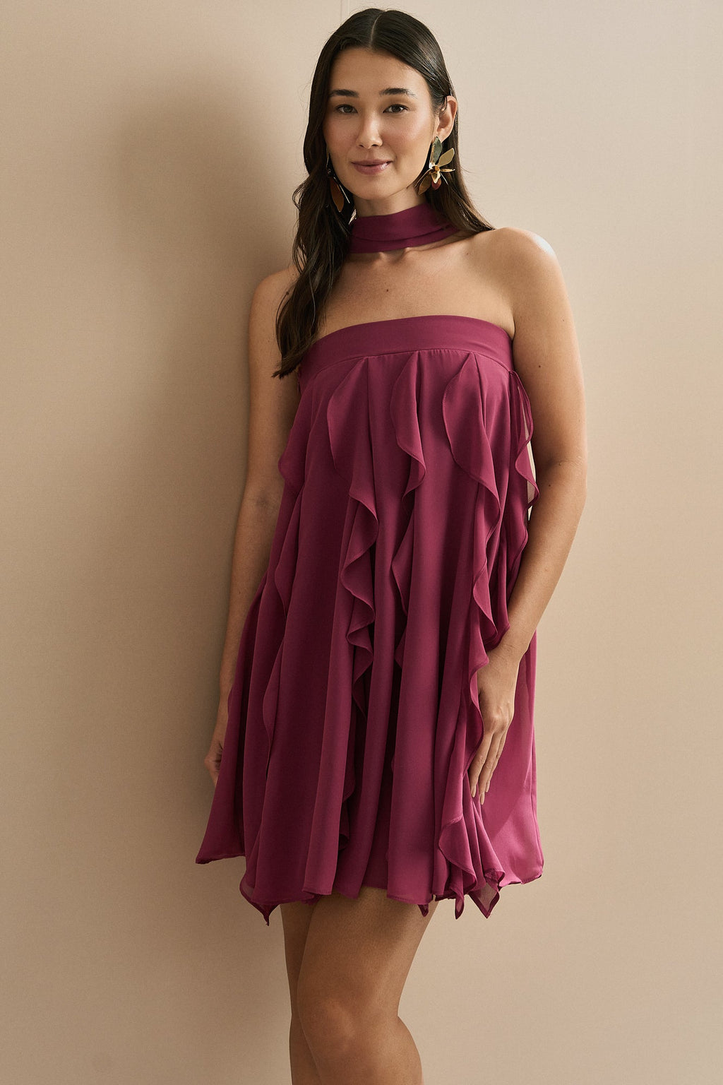 Vestido Corto de Chiffon con Volantes en Cascada y Escote Recto con Chal - Alma Fucsia