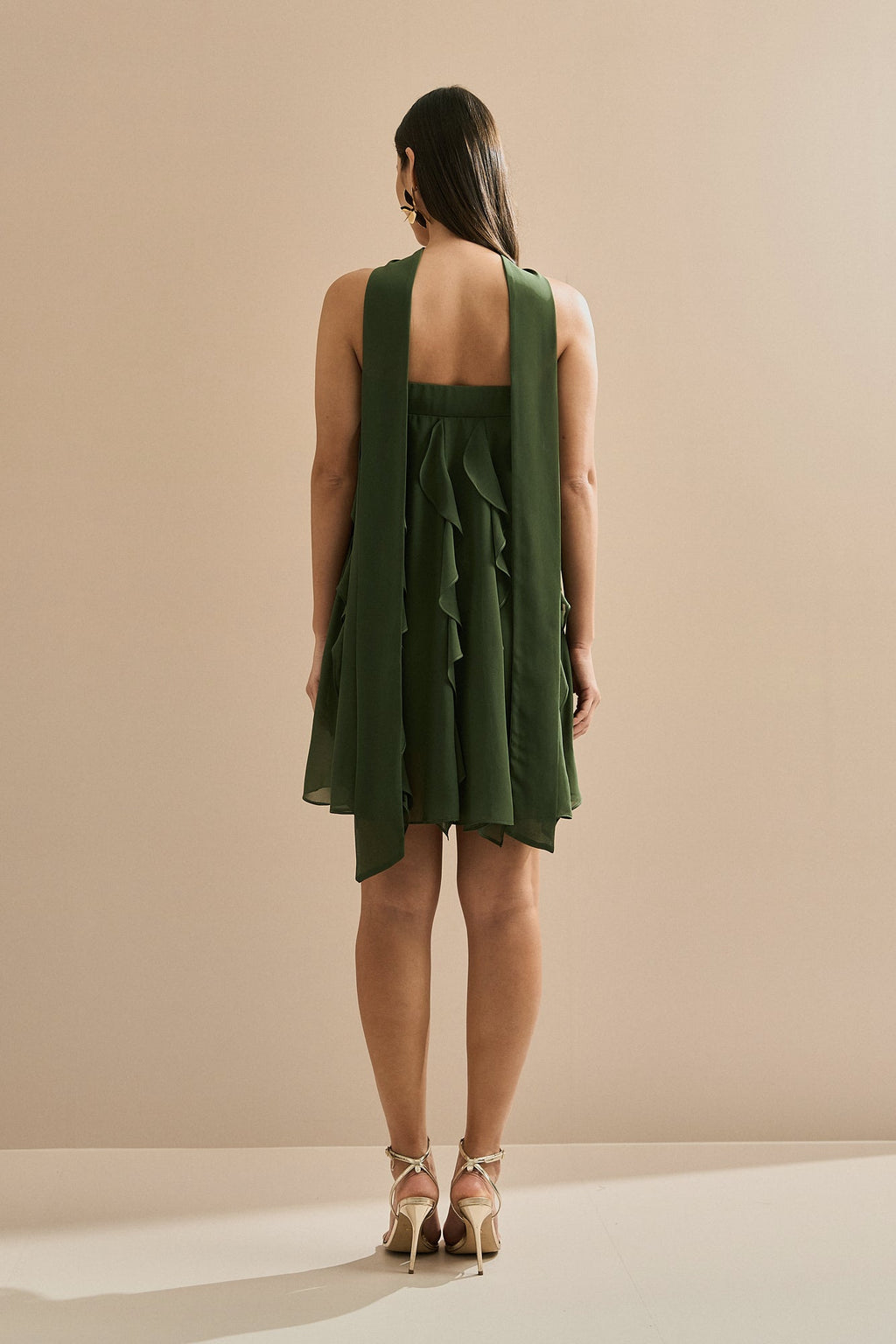 Vestido Corto de Chiffon con Volantes en Cascada y Escote Recto con Chal - Alma Verde Oliva