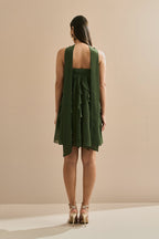 Vestido Corto de Chiffon con Volantes en Cascada y Escote Recto con Chal - Alma Verde Oliva