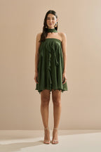 Vestido Corto de Chiffon con Volantes en Cascada y Escote Recto con Chal - Alma Verde Oliva