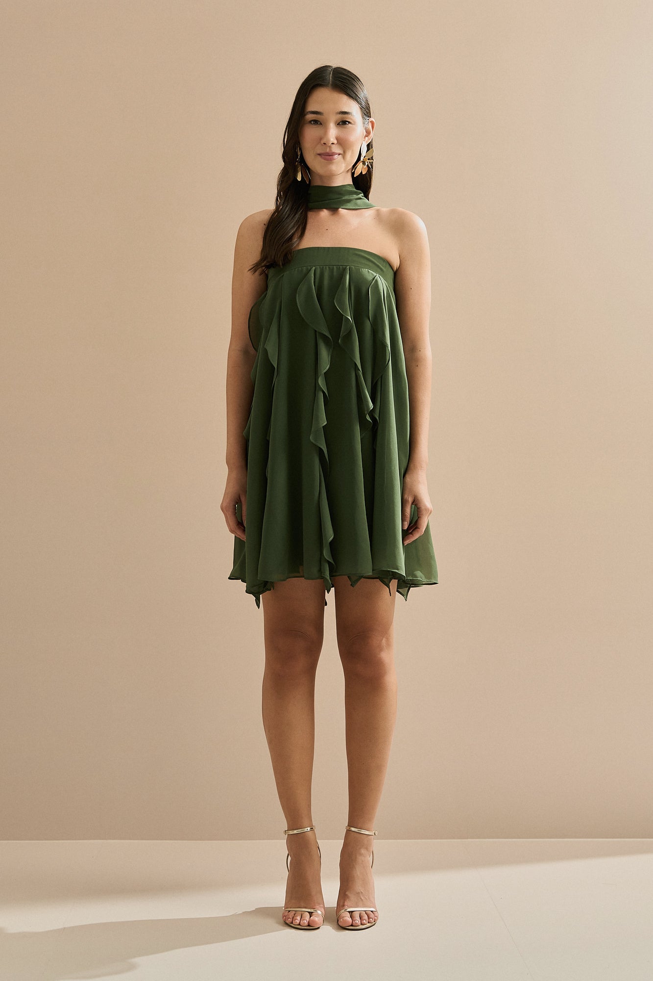 Vestido Corto de Chiffon con Volantes en Cascada y Escote Recto con Chal - Alma Verde Oliva