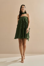 Vestido Corto de Chiffon con Volantes en Cascada y Escote Recto con Chal - Alma Verde Oliva