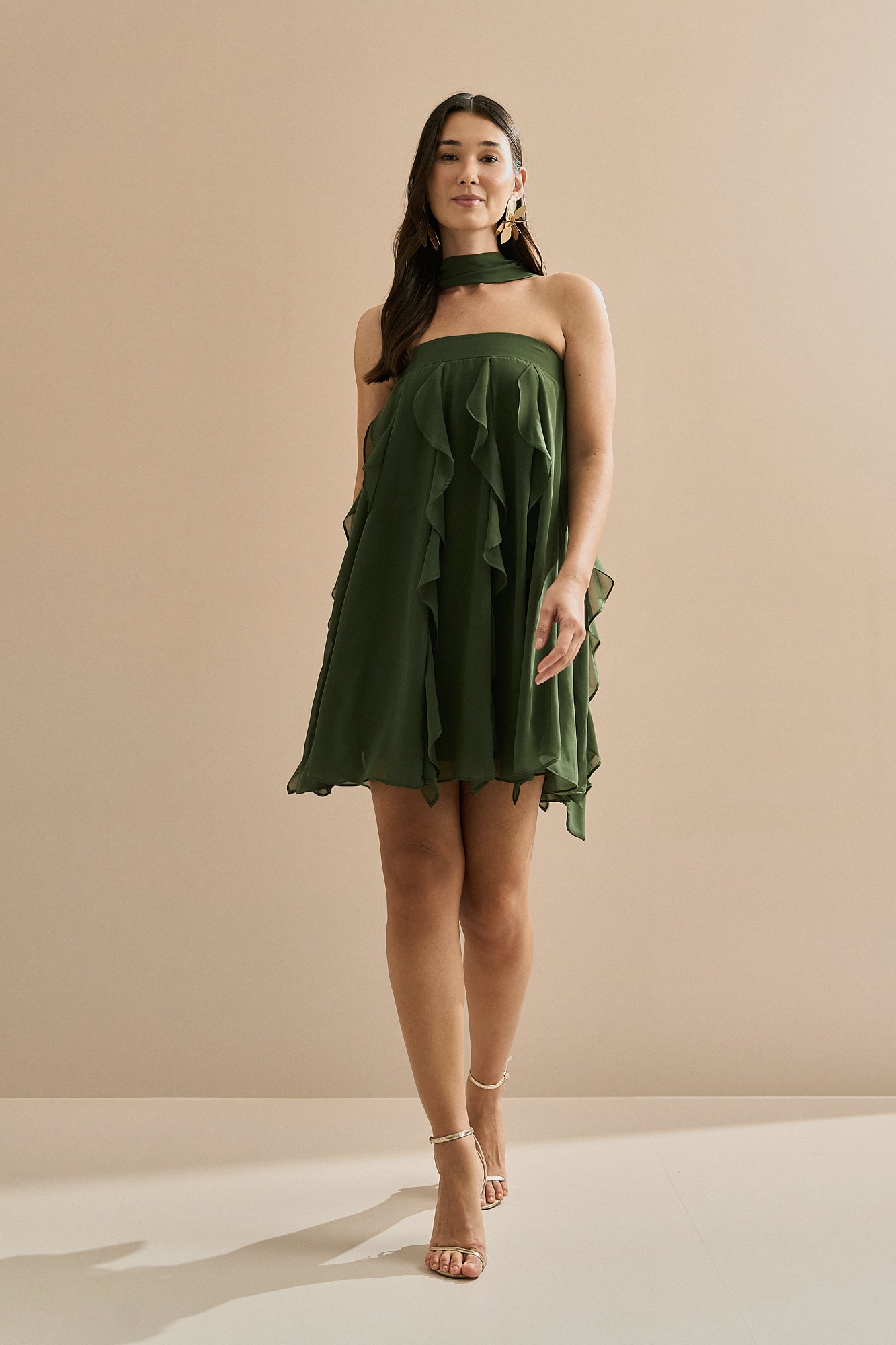 Vestido Corto de Chiffon con Volantes en Cascada y Escote Recto con Chal - Alma Verde Oliva