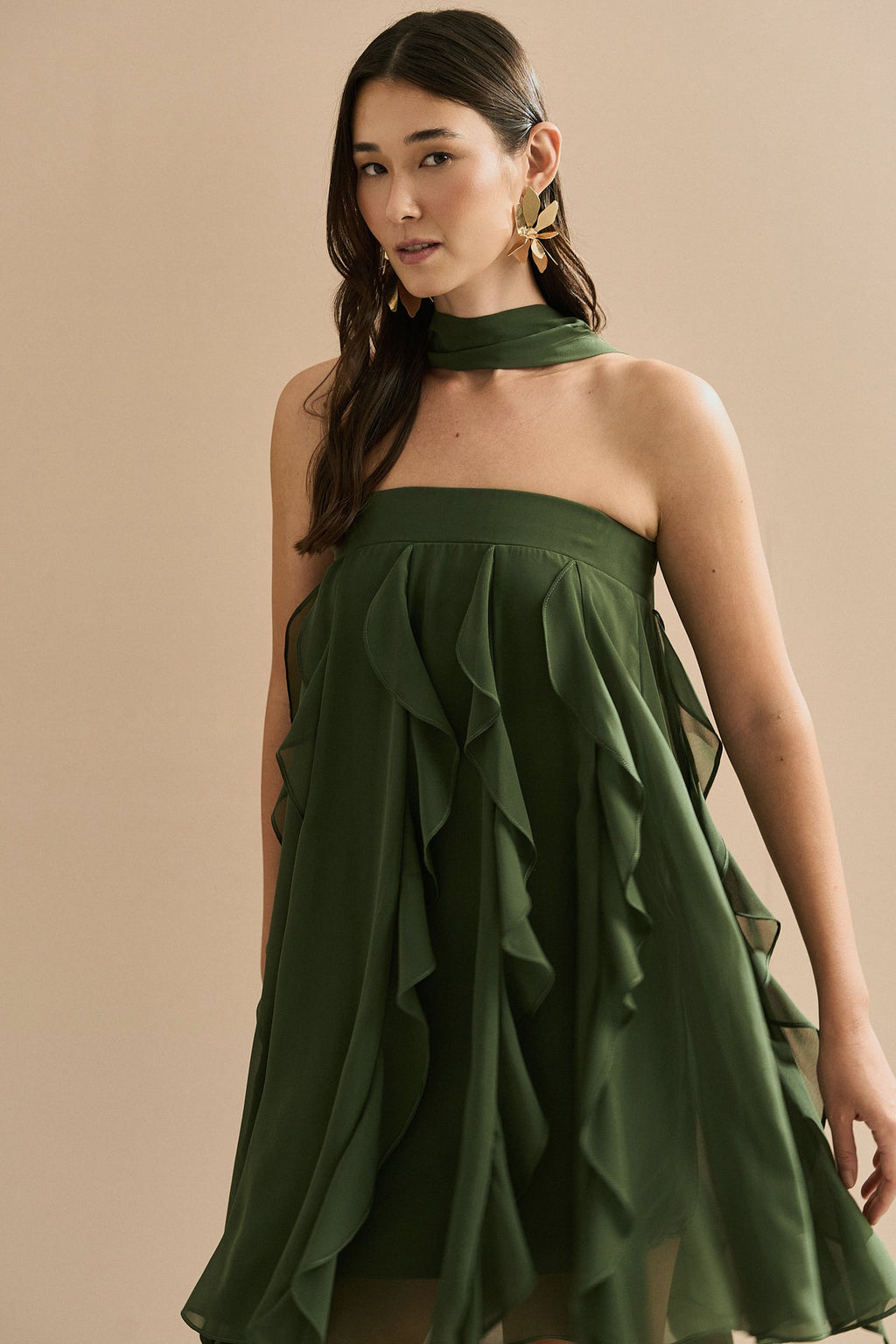 Vestido Corto de Chiffon con Volantes en Cascada y Escote Recto con Chal - Alma Verde Oliva