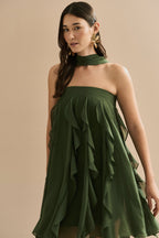 Vestido Corto de Chiffon con Volantes en Cascada y Escote Recto con Chal - Alma Verde Oliva