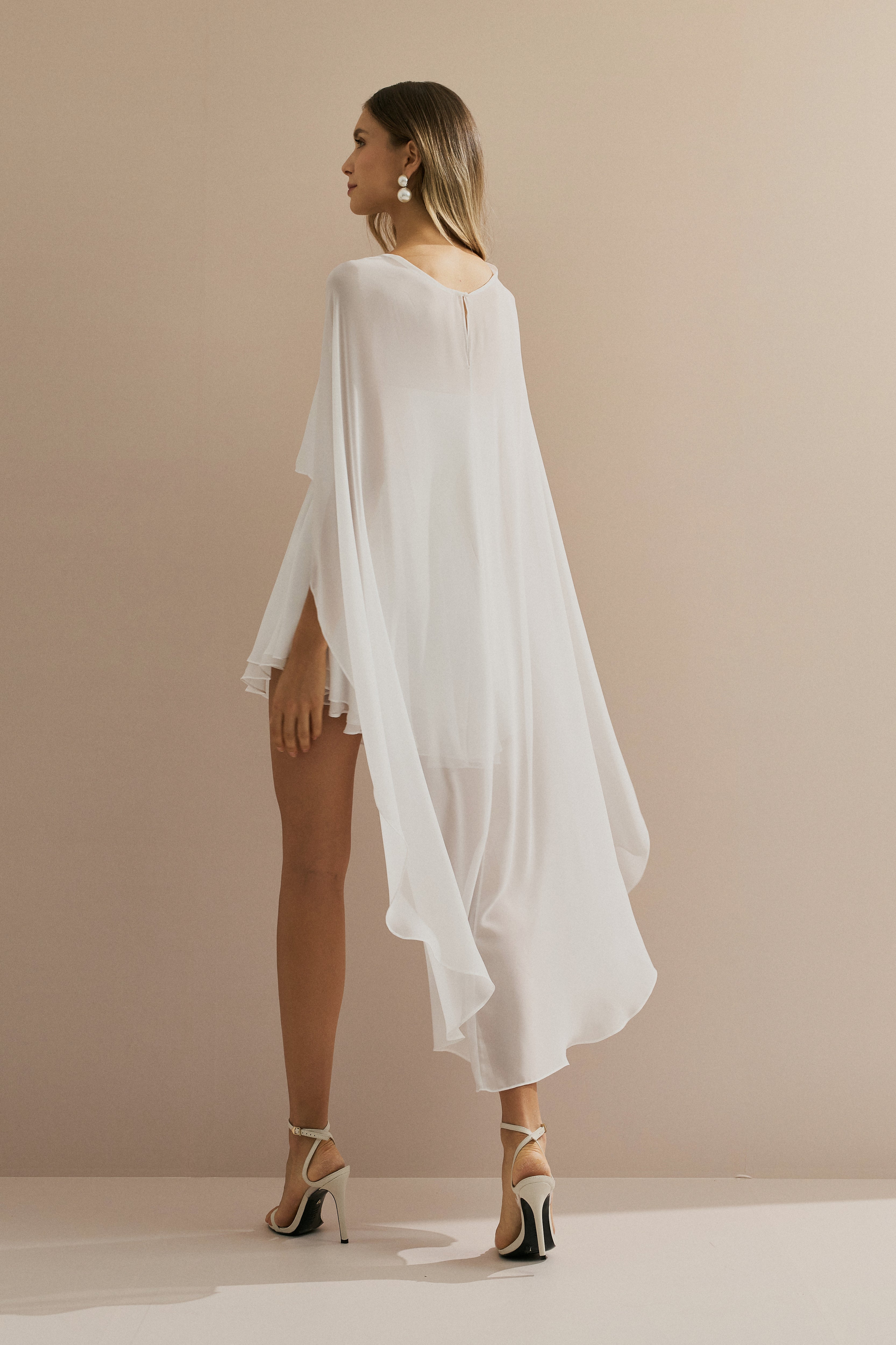 Vestido Corto de Chiffon con Escote Recto Sin Tiras y Capa Fluida Superpuesta - Áurea Off White